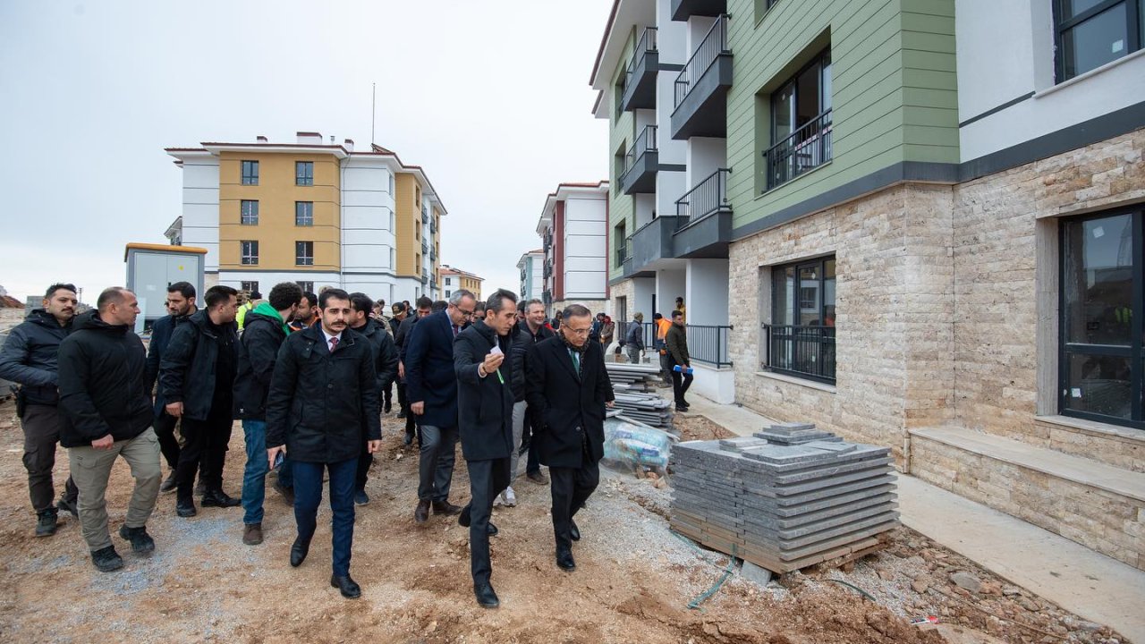 Gaziantep Valisi Çeber, Nurdağı deprem konutlarında incelemelerde bulundu