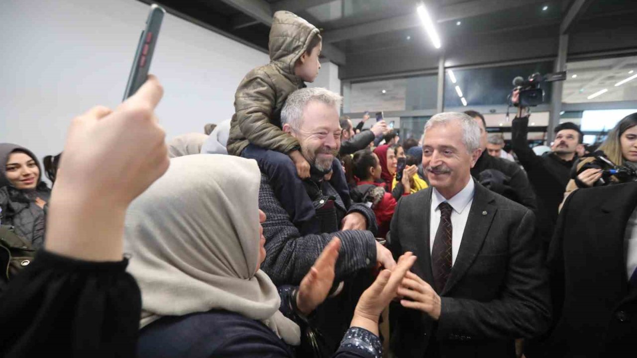 Umre’den dönen öğrencileri Başkan Tahmazoğlu karşıladı