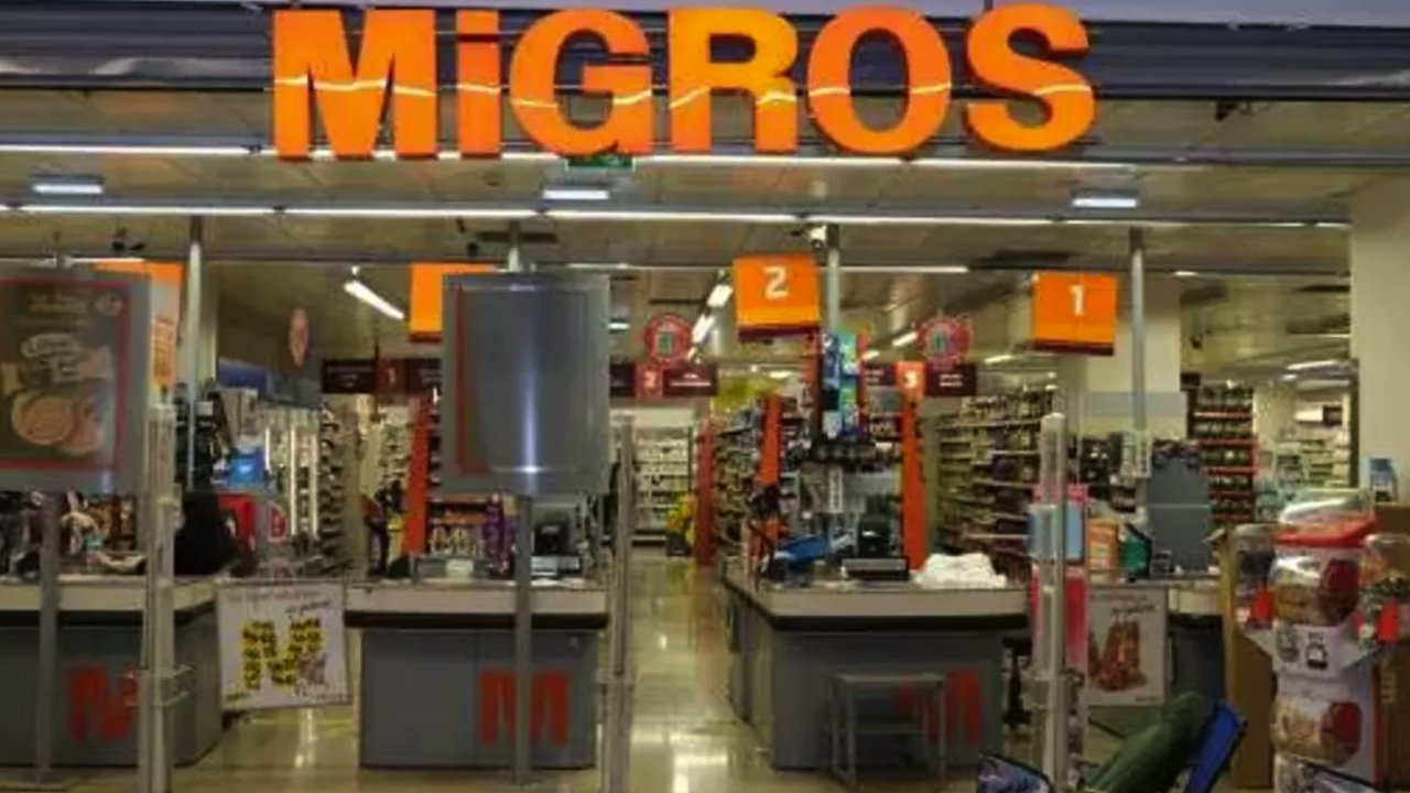 "Migros'tan Fiyat Dibi Kampanyası: Seçili Ürünlerde Dev İndirimler! Salça, ayçiçek yağı, un hepsi indirimde!