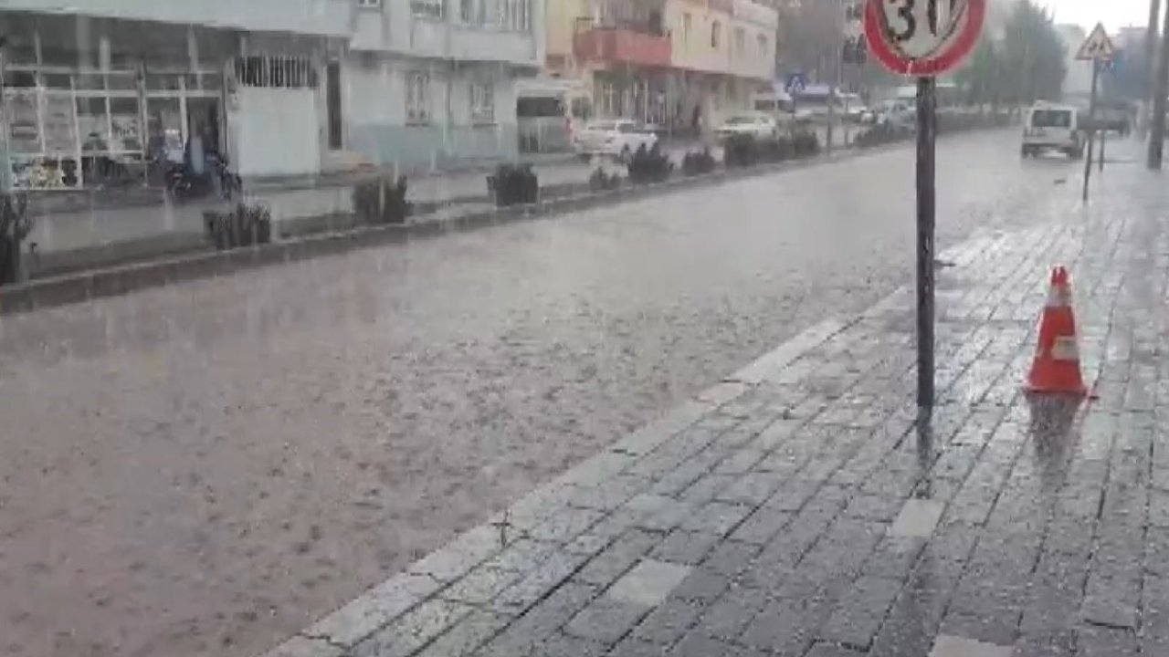 Gaziantep'in Karkamış ilçesinde sağanak etkili oldu! Caddeler ve sokaklar göle döndü