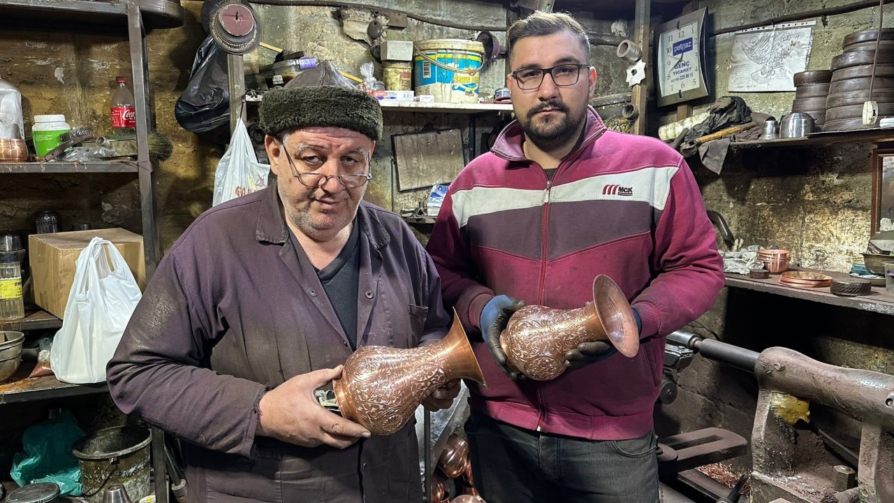 Gaziantep'te 50 yıllık kalaycı ustası mesleğini oğlu ile birlikte geleceğe taşıyor