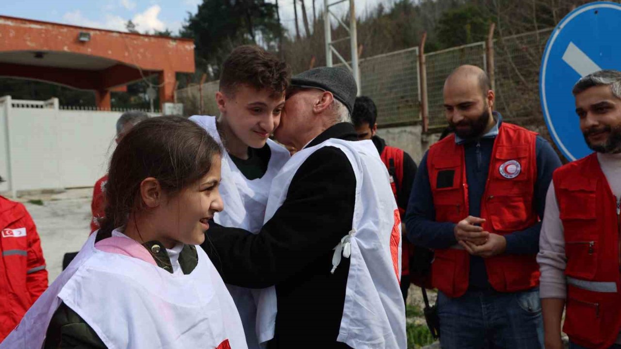 Sınır hattında torunlarına kavuşan dede, gözyaşlarına boğuldu