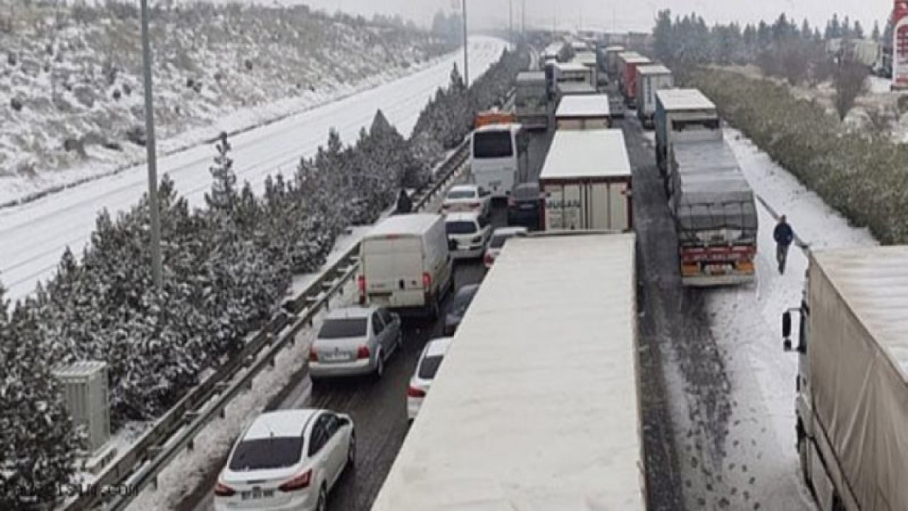 Gaziantep-Şanlıurfa Karayolu'nda Kar yağışı nedeniyle trafik akışı durdu