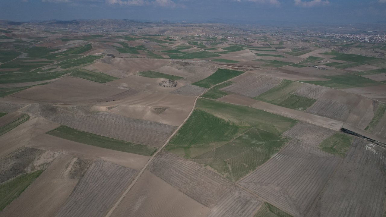 Gaziantep'te toprağı susuz kalan çiftçi Nisan yağmurlarını bekliyor