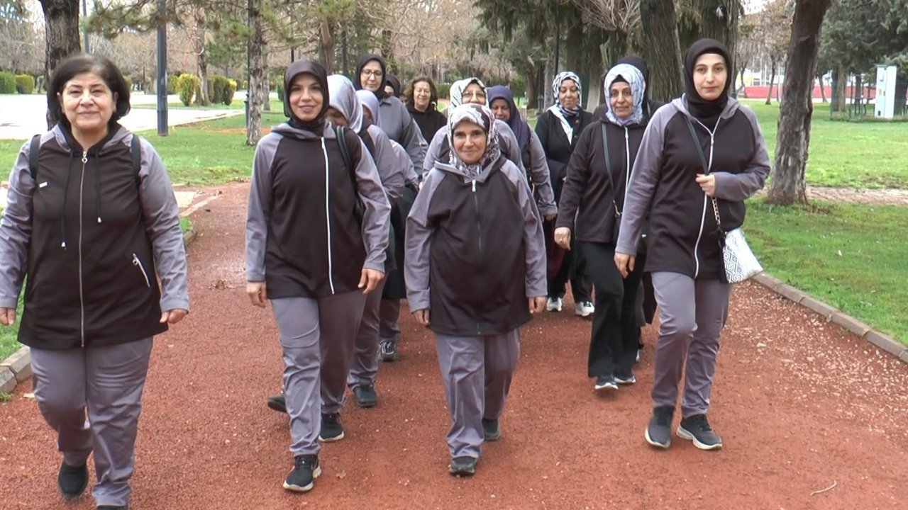 Gaziantep'te kadınlar kendi diktikleri eşofmanları giyip koştular