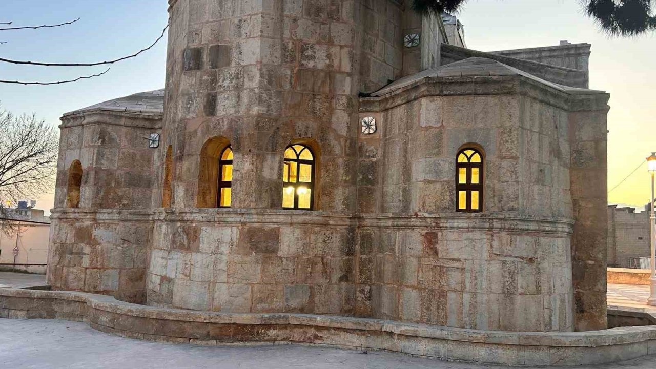 Depremde ağır hasar alan Nizip Fevkani Camii ilk teravih namazında ibadete açılıyor