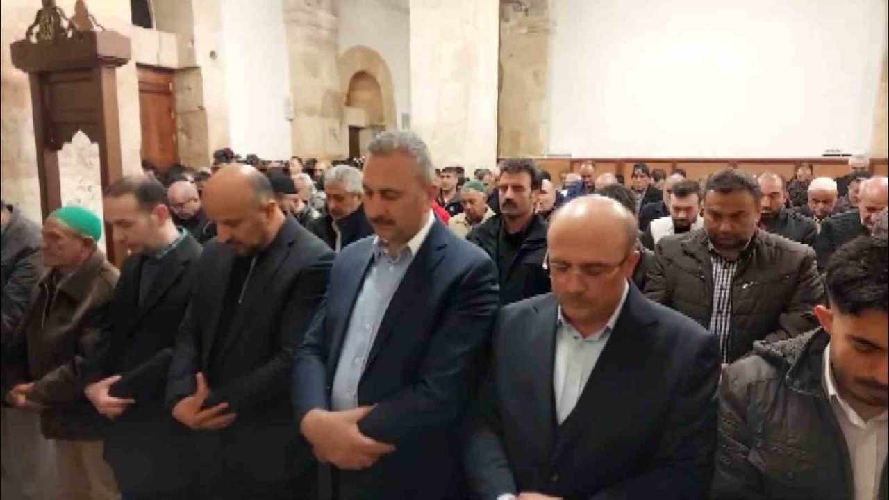 Gaziantep'te depremden sonra restore edilen tarihi cami ilk teravihle ibadete açıldı