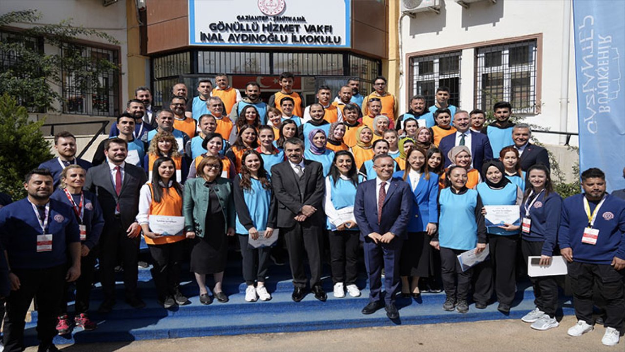 Bakan Tekin Gaziantep'te öğrenci ve öğretmenlerle bir araya geldi