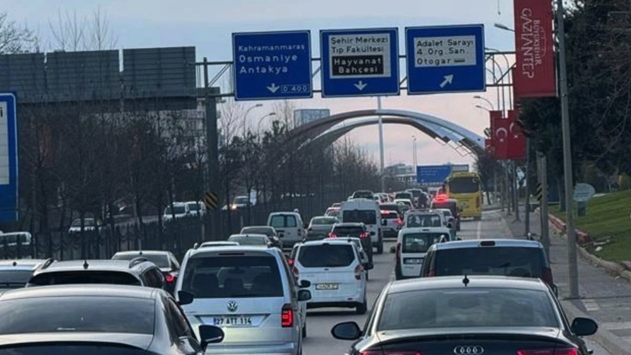 Gaziantep'te Ramazan'da Trafik Çilesi! 1 Kilometreye Yakın Kuyruk