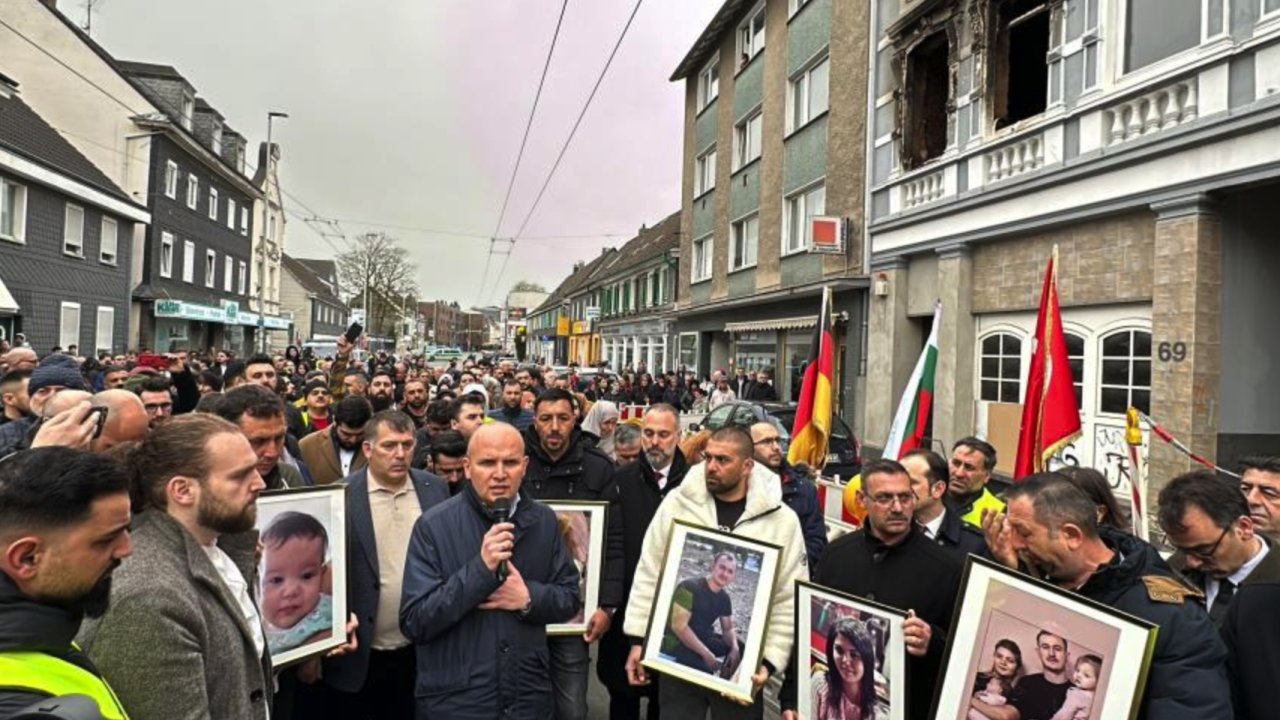 Gaiantepli Almancılar dahil Almanya’da yüzlerce kişi Solingen’de hayatını kaybeden aile için yürüdü