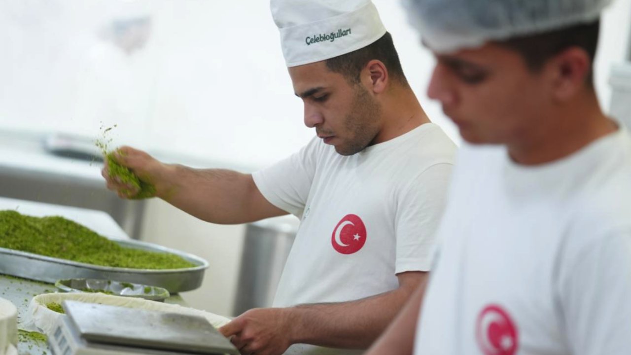 Antep Baklavasınını Bu Makinayla Evde Üretebilirsiniz! Gaziantepli Usta, Baklava Makinesiyle Rekor Satışa İmza Attı