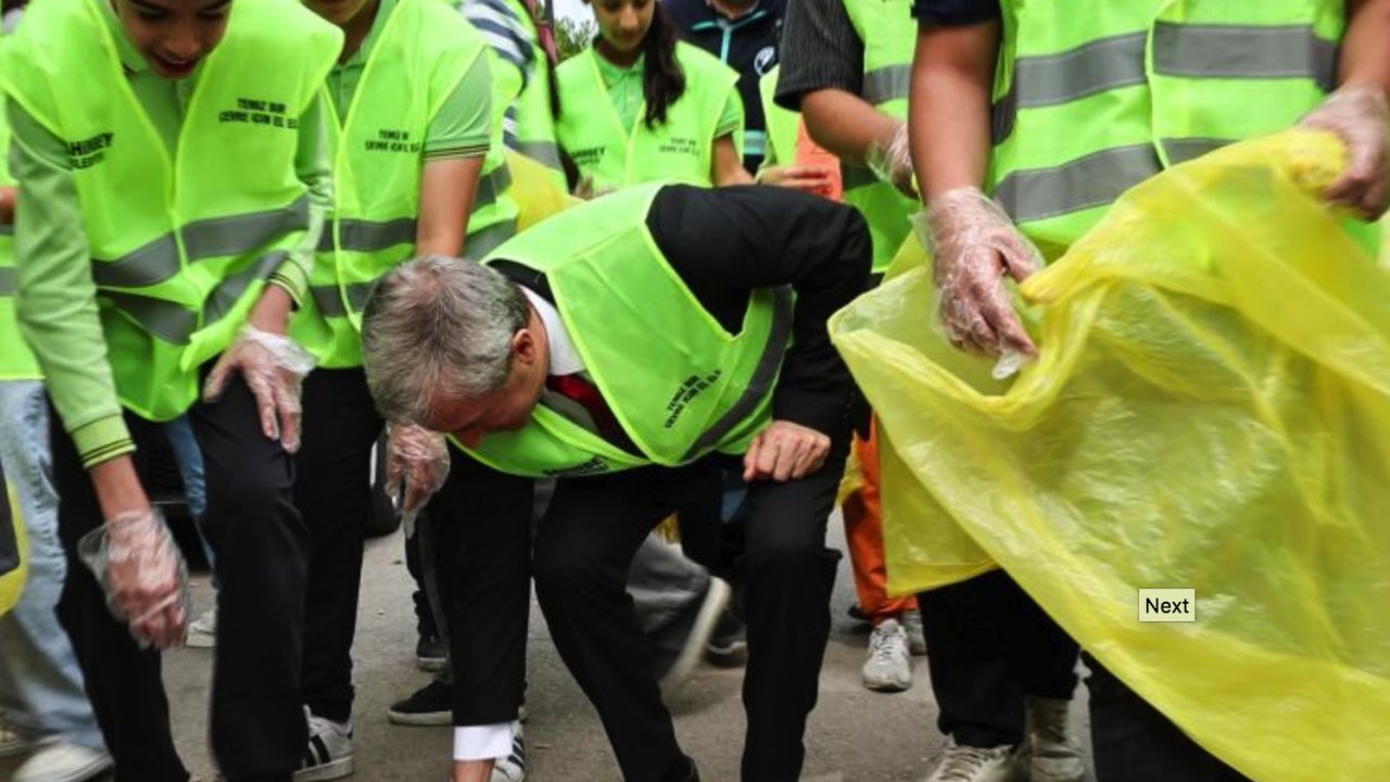 Gaziantep'te öğrenciler mahallelerde çöp topladı