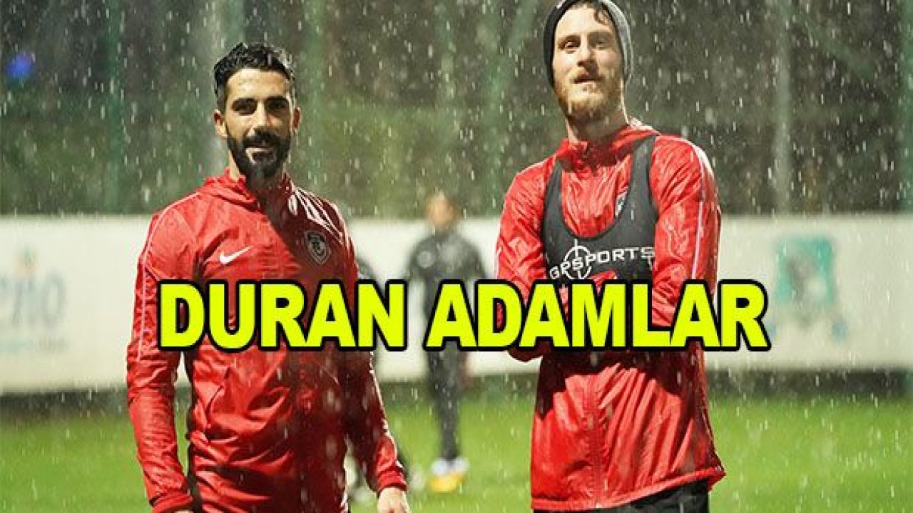 Ahmet ve Mehmet'ten duran adam pozu!