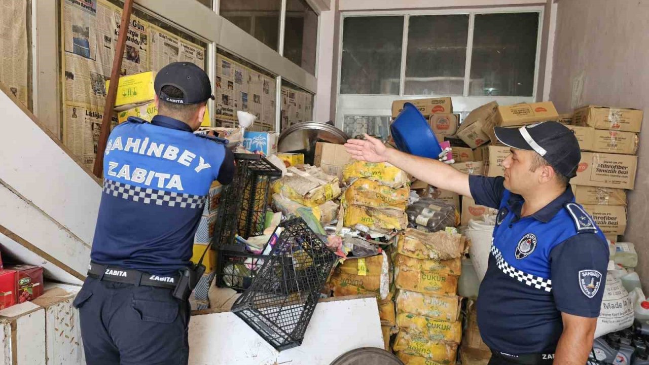 ŞAHİNBEY BELEDİYESİ DURMUYOR! Gaziantep’te bayram öncesi tarihi geçmiş 5 ton şekerleme ele geçirildi