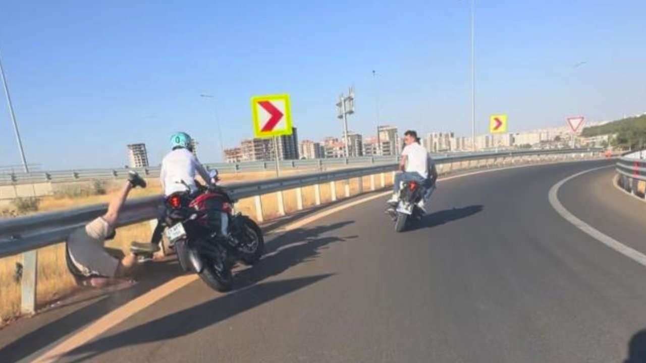 Gaziantep'te 2 motosikletin çarpıştığı feci kaza kamerada: 2 yaralı