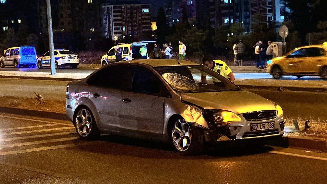 Gaziantep'te yolun karşısına geçmek isteyen çifte otomobil çarptı: 1’i ağır 2 yaralı