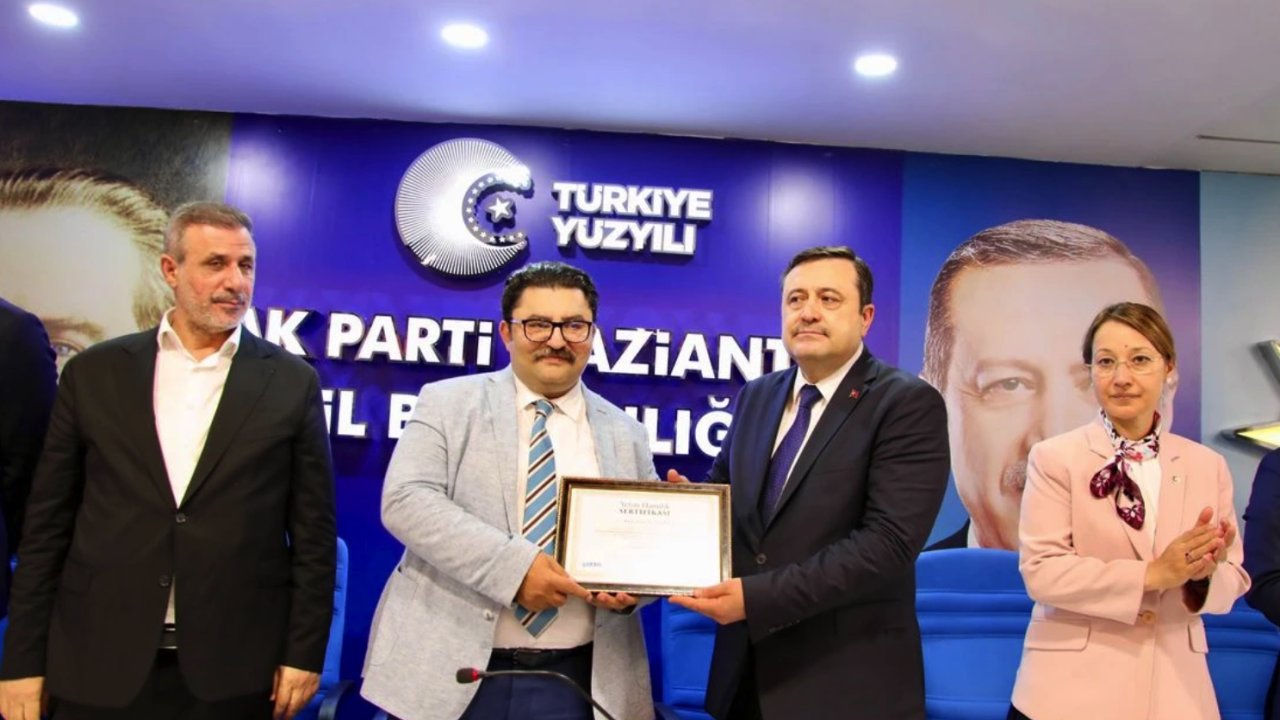 AK Parti Gaziantep’te büyük değişim! İl Başkanlığına atanan Fatih Muhaddis Fedaioğlu göreve başladı.