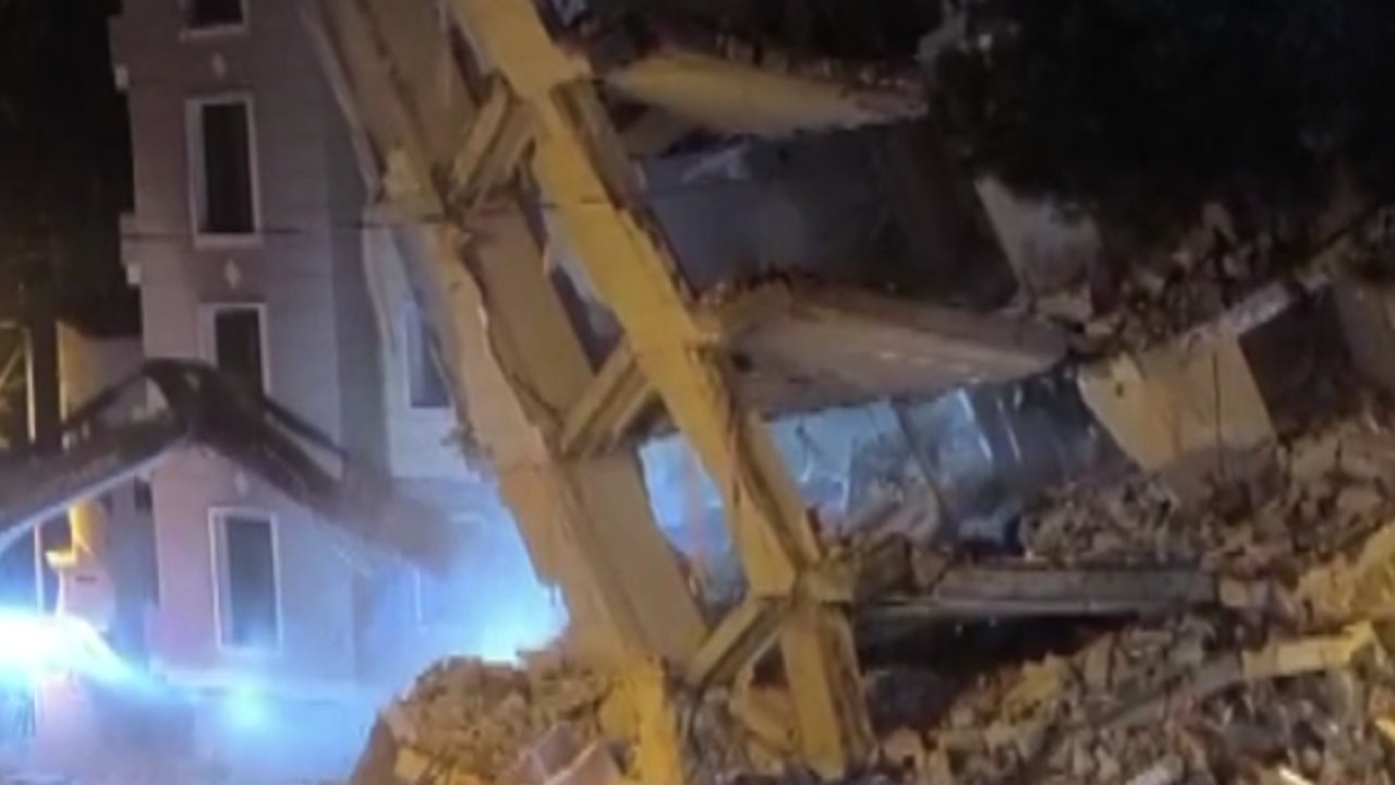 Gaziantep'te hasarlı bina tek dokunuşla yıkıldı