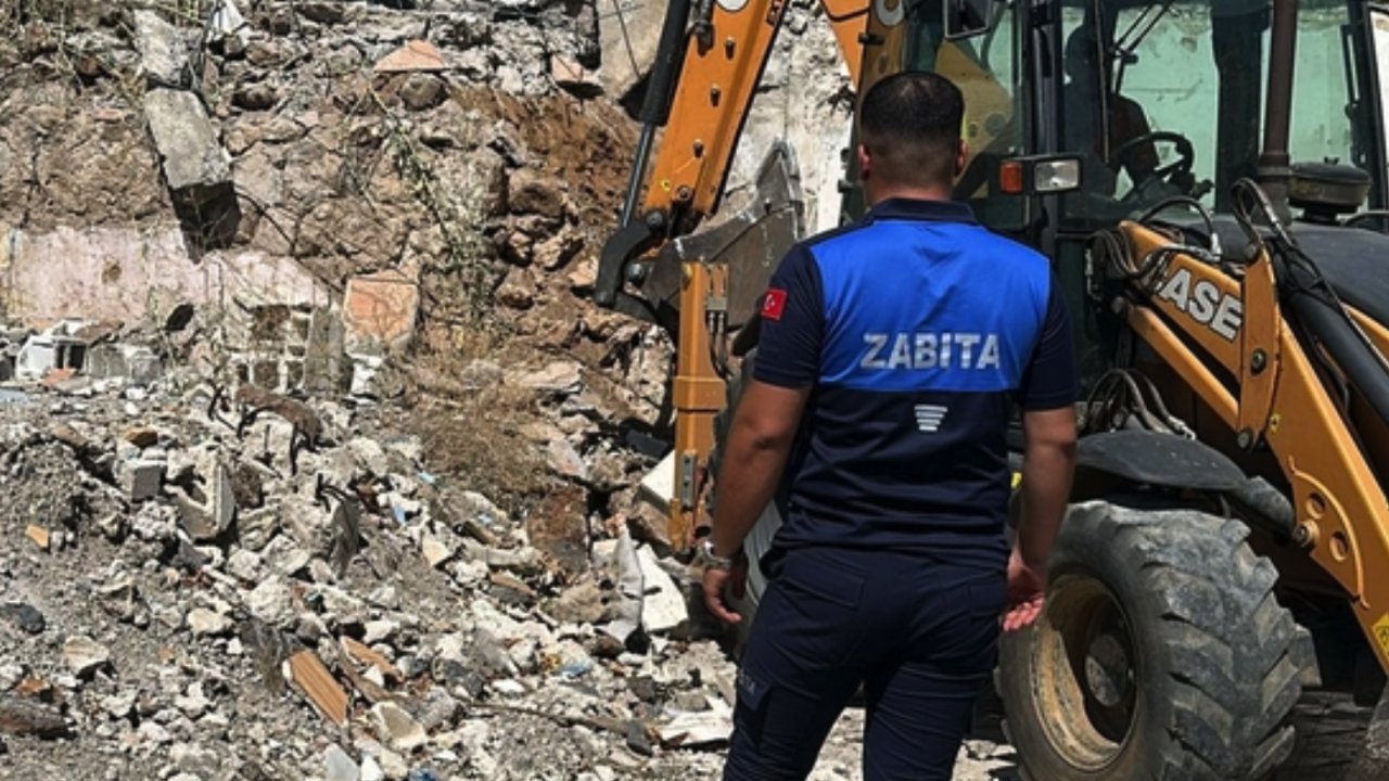 Gaziantep İslahiye'de metruk binalar yıkılıyor