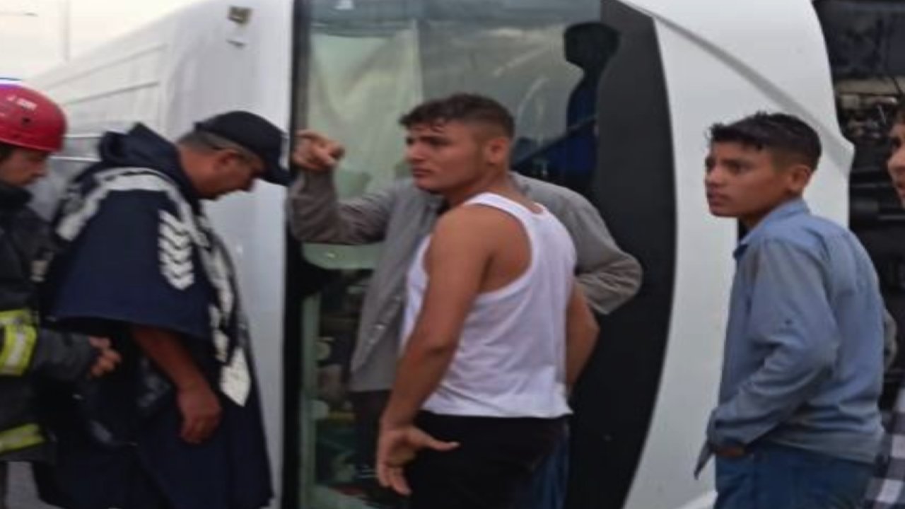 Gaziantep otoyolu'nda FECİ KAZA! Tarım işçilerini taşıyan otobüs devrildi: 12 yaralı
