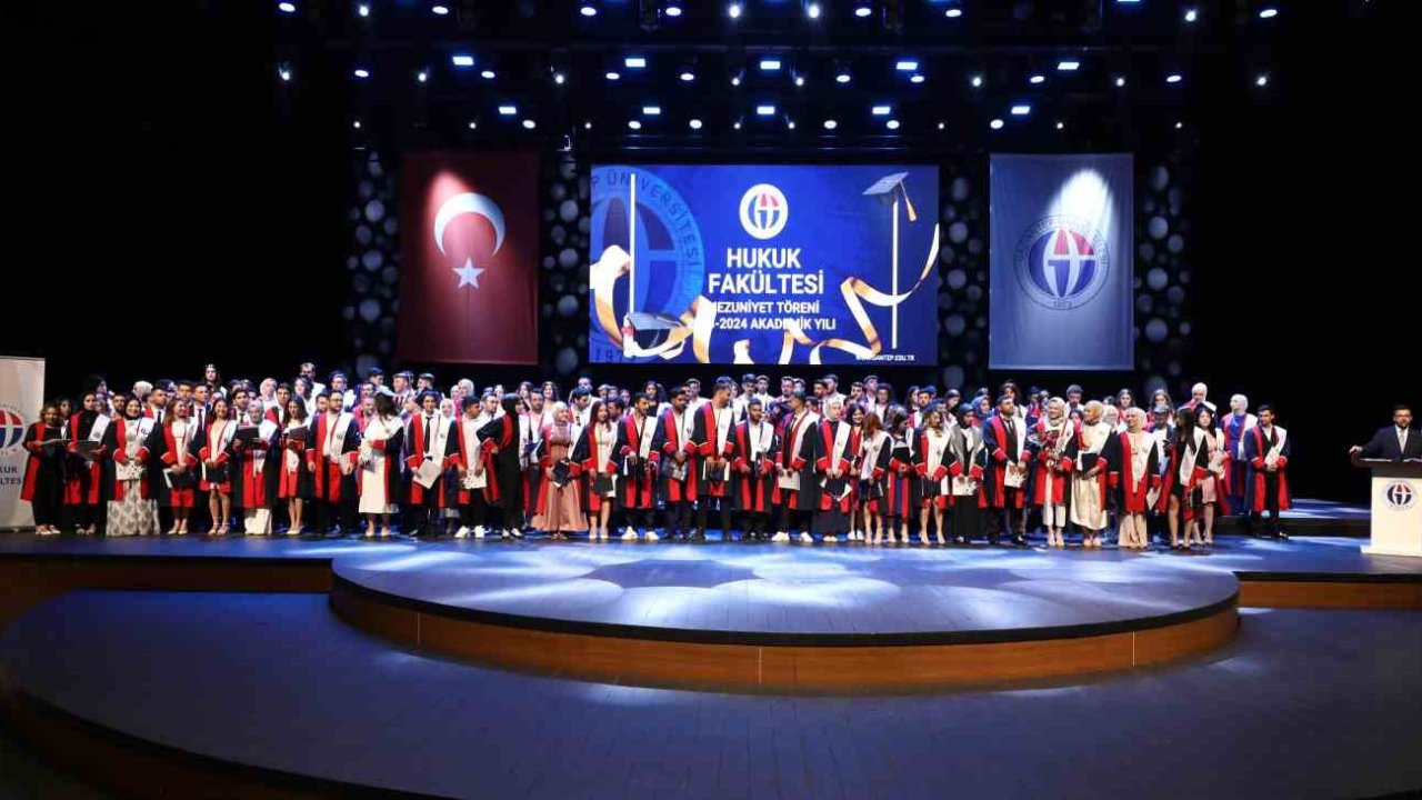 Gaziantep Üniversitesi'nde (GAÜN)  genç hukukçuların mezuniyet coşkusu