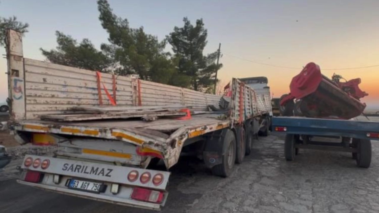 Şanlıurfa - Gaziantep karayolu'nda traktör yüklü tır devrildi: 1 yaralı