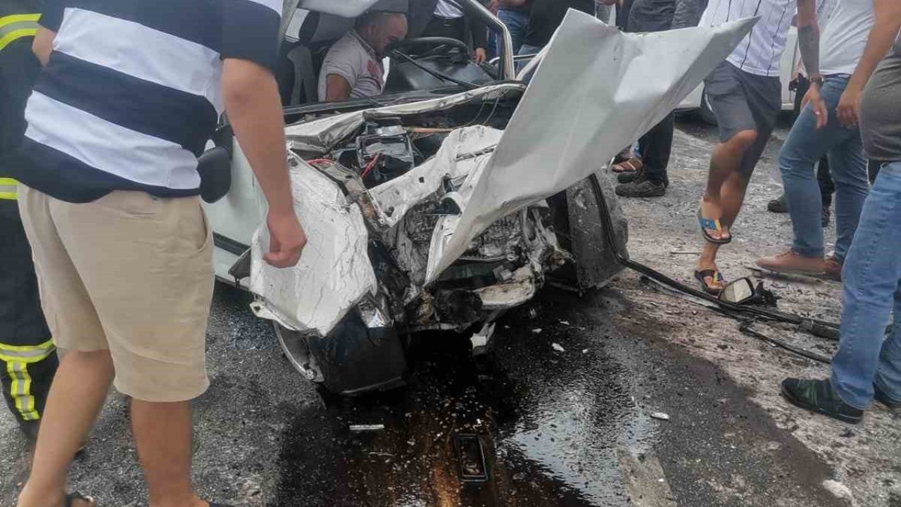 Gaziantep'te FECİ KAZA! Gaziantep’te 2 araç kafa kafaya çarpıştı: 3 yaralı