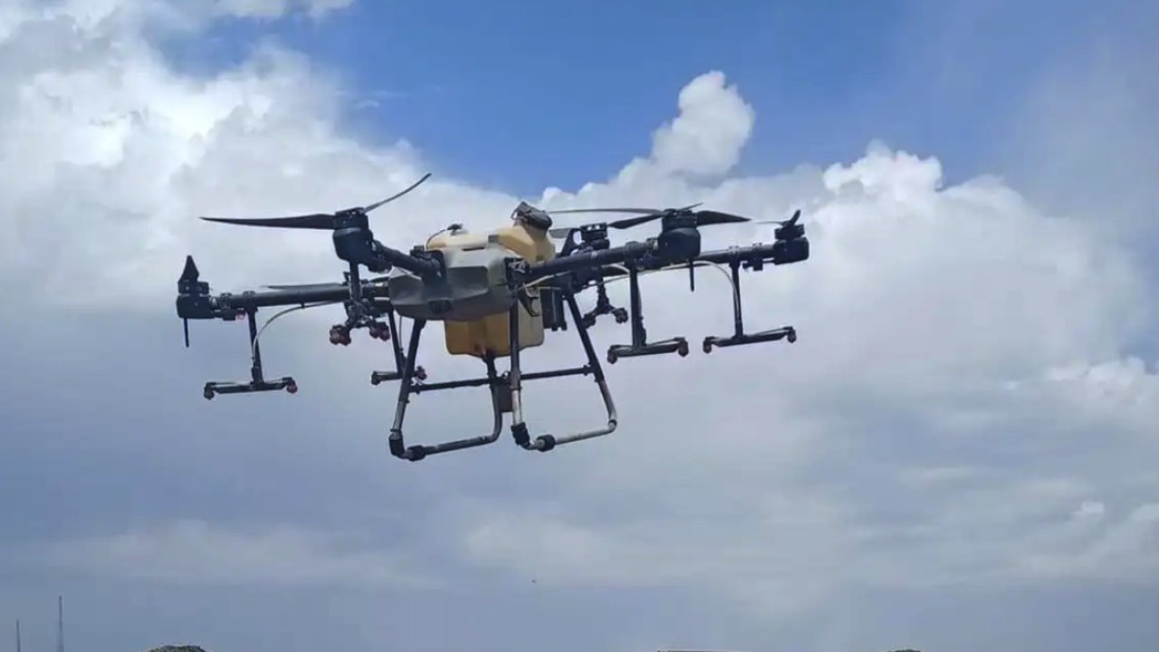 Gaziantep Oğuzeli'nde ilk kez drone ile ilaçlama yapıldı