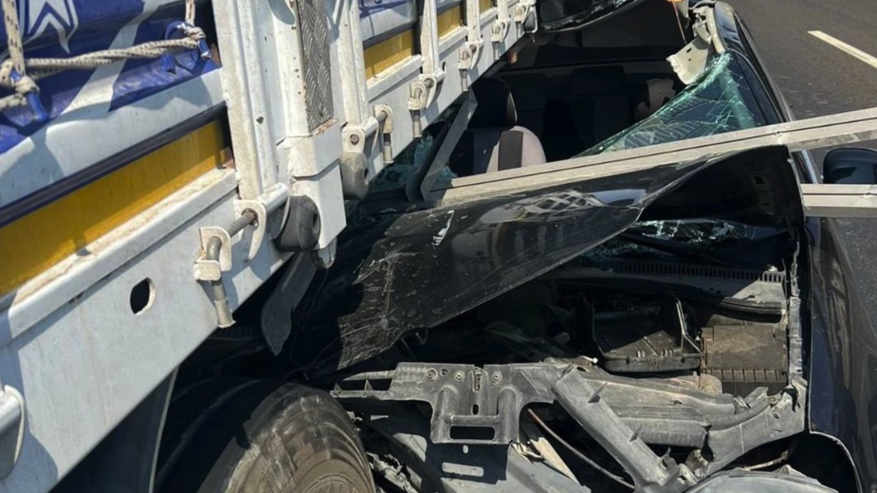 Gaziantep-Nizip Otobanında Feci Kaza! Otomobil, kamyona arkadan ok gibi saplandı
