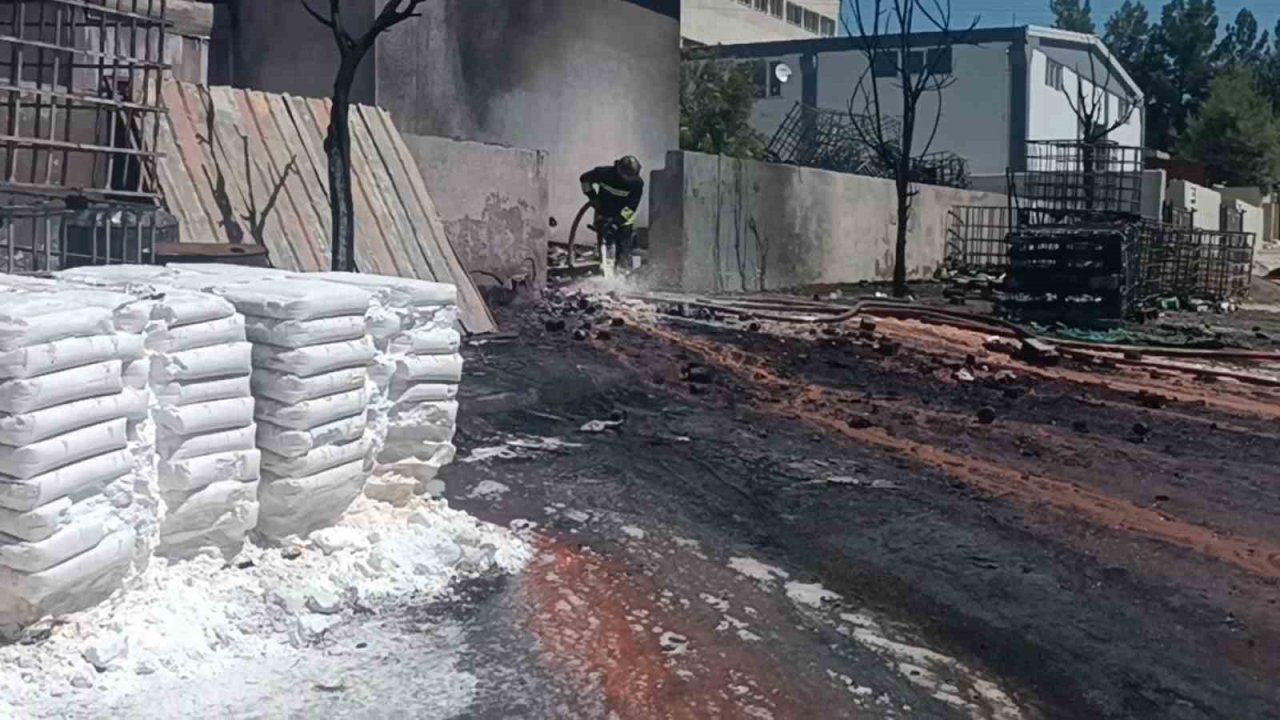 Gaziantep’te boya fabrikasında yangın! 2 iş yeri ve 3 otomobil zarar gördü