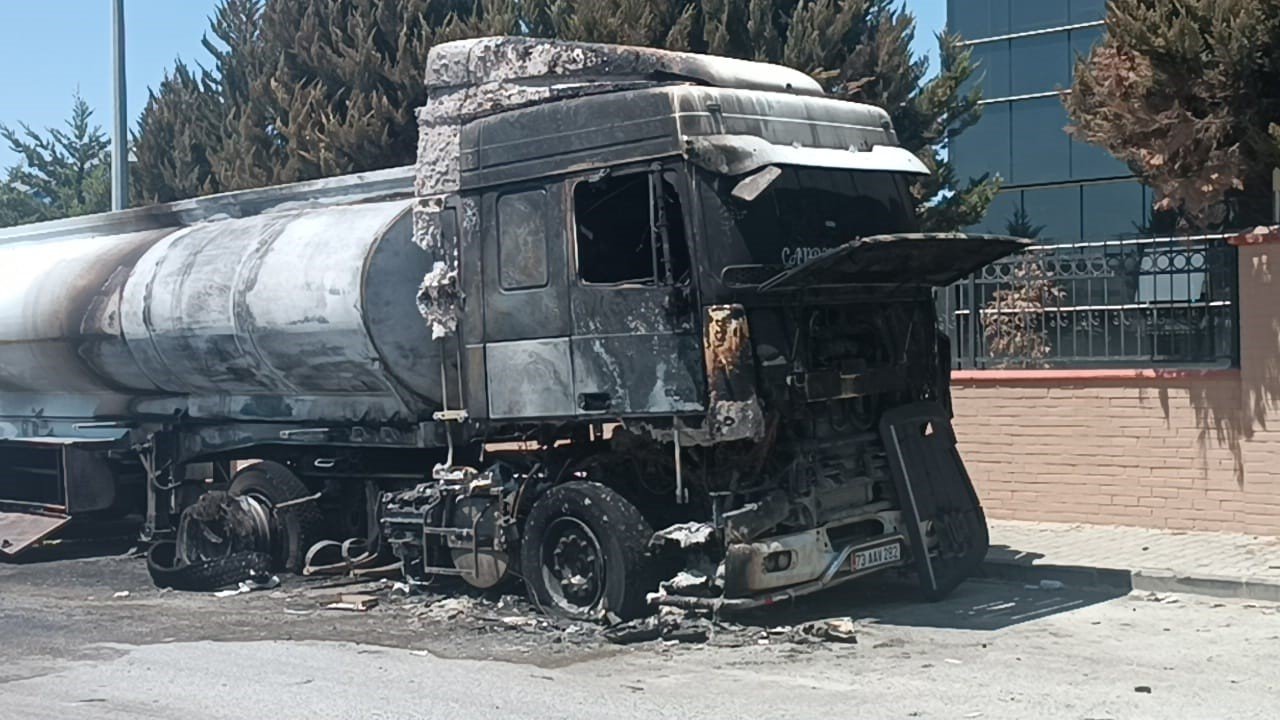 Gaziantep'te yanan tırın sürücüsü ağır yaralandı