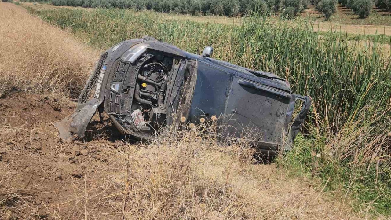 Hatay - Gaziantep yolunda tarlaya uçan cipin sürücüsü yaralandı