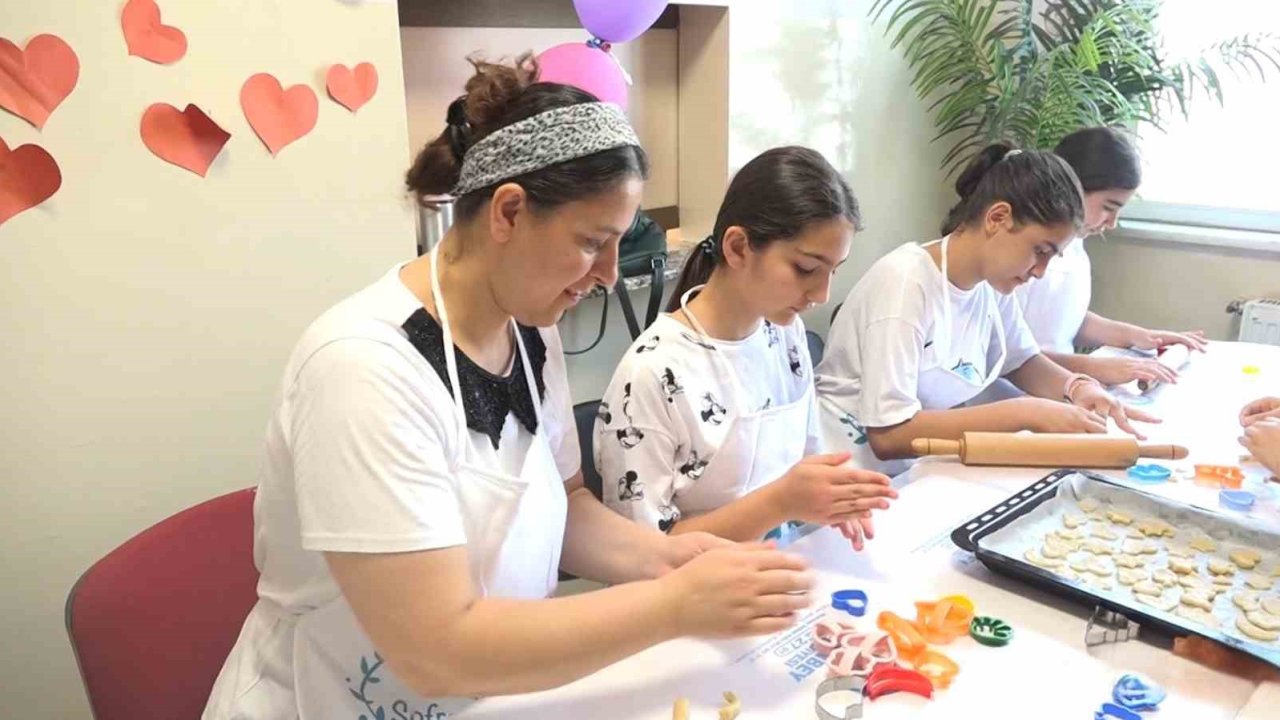 Gaziantep'te çocuklar mutfak atölyesinde pasta yaparak hünerlerini sergiliyor