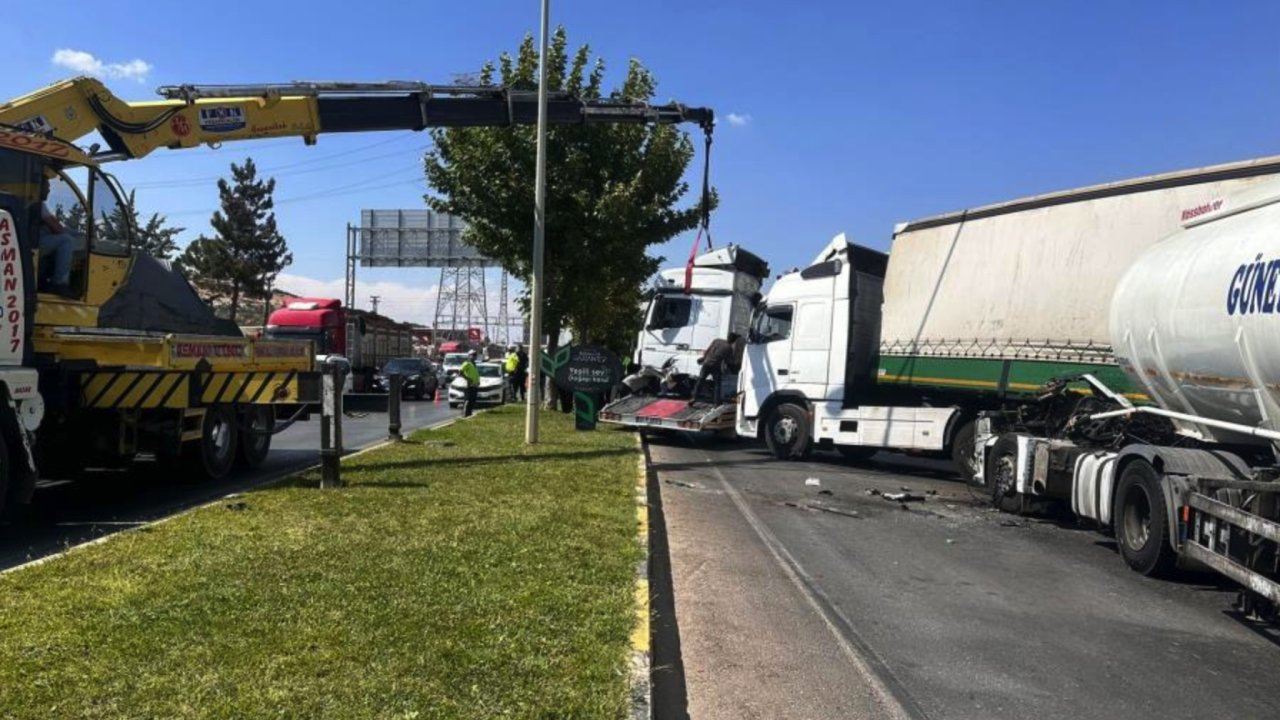 Gaziantep'te FACİADAN DÖNÜLDÜ! Tali yoldan çıkan tır ile yakıt ikmal aracı çarpıştı