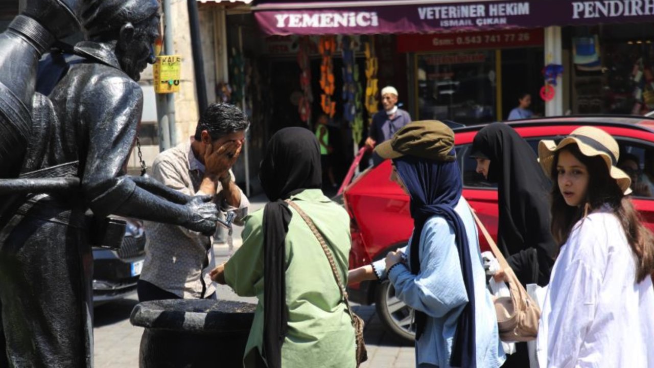 Gaziantep'te SICAKLAR KAVURUYOR! Vatandaş Oralarda ÇARE BULUYOR...