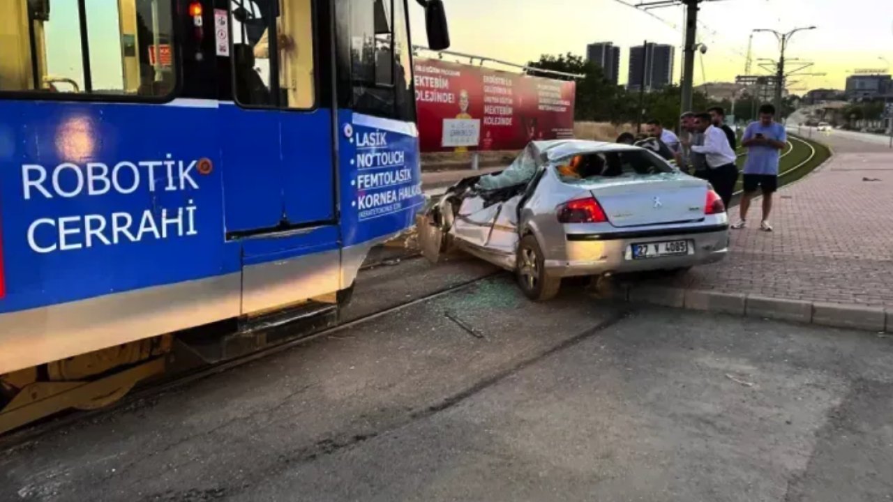 Gaziantep'te Tramvay Otomobile Çarptı! 3 Yaralı