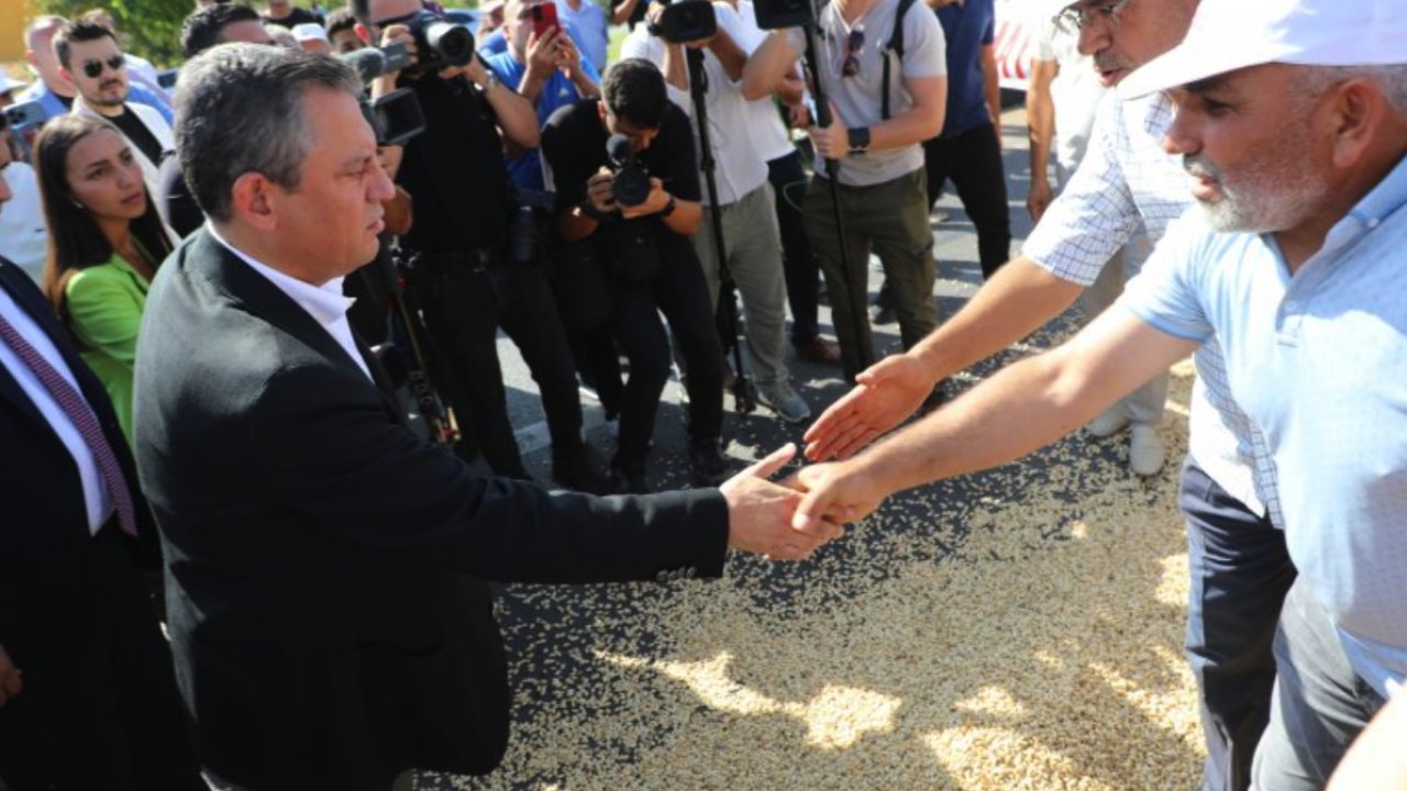 Özgür Özel'e fıstık üreticileri mağduriyetlerini ürettikleri fıstıkları yollara dökerek anlattılar