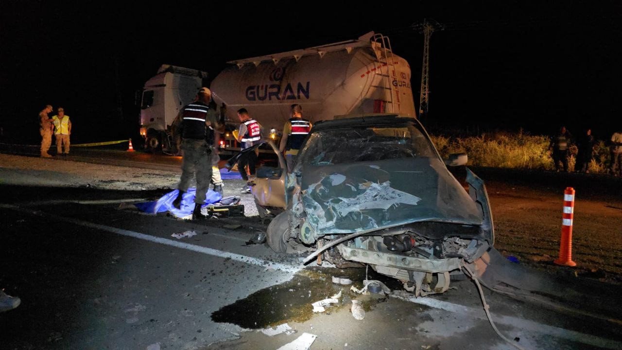 Gaziantep'te Feci Kaza... Otomobil tıra arkadan çarptı: 1 ölü, 1 yaralı