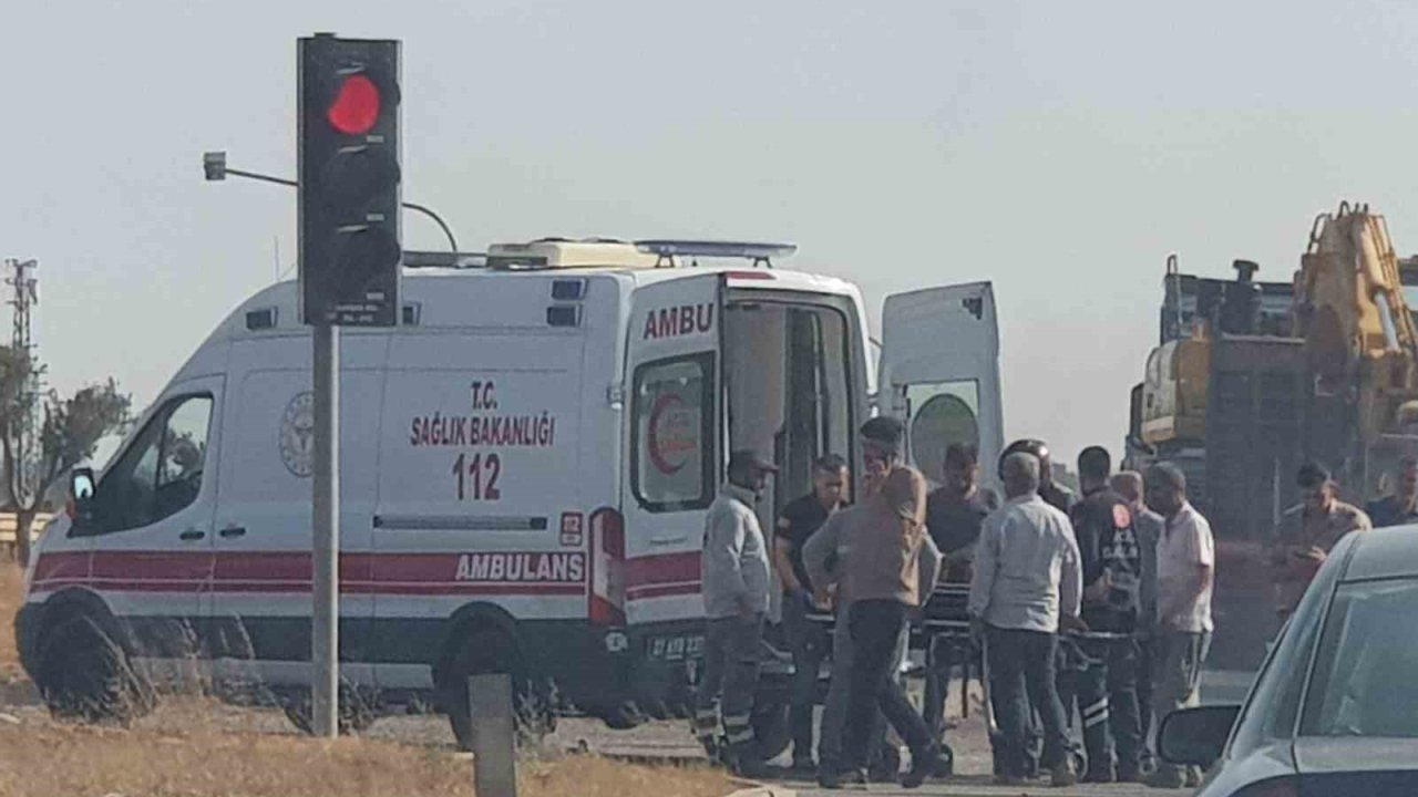 Gaziantep'te motosiklet, kırmızı ışıkta bekleyen otomobile çarptı: 1 yaralı