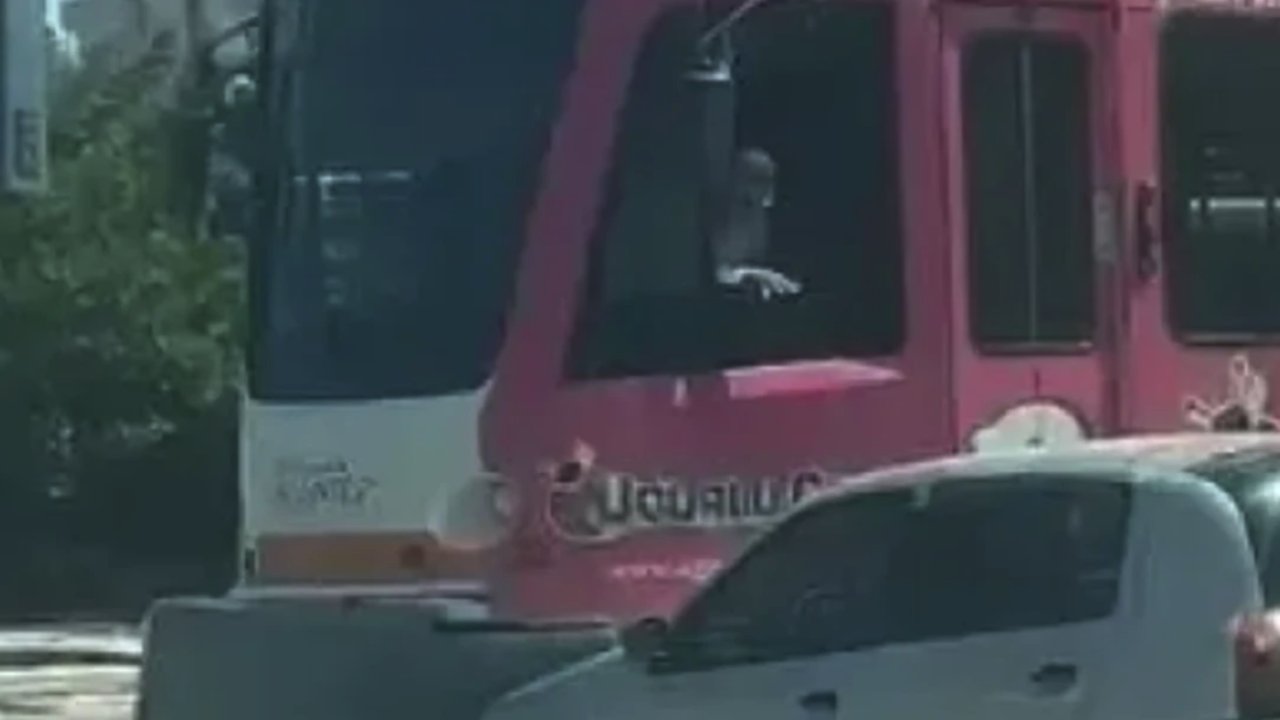 Gaziantep'te otomobil tramvaya çarptı