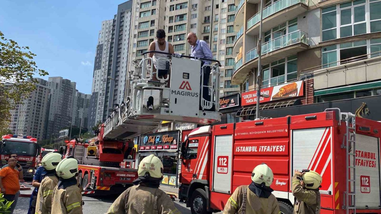 Esenyurt’ta 34 Katlı Binda yangında can pazarı: Camlarda kurtarılmayı beklediler