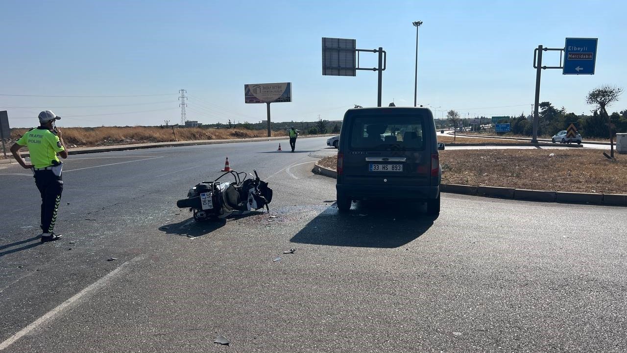 Kilis-Gaziantep çevre yolu'nda motosiklet ile hafif ticari araç çarpıştı: 1’i ağır 2 yaralı