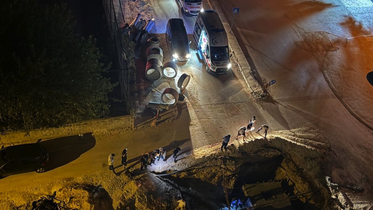 Gaziantep’te rezalet olay! Motosikletli iki genç, kazı çalışmaları için açılan çukura düştü