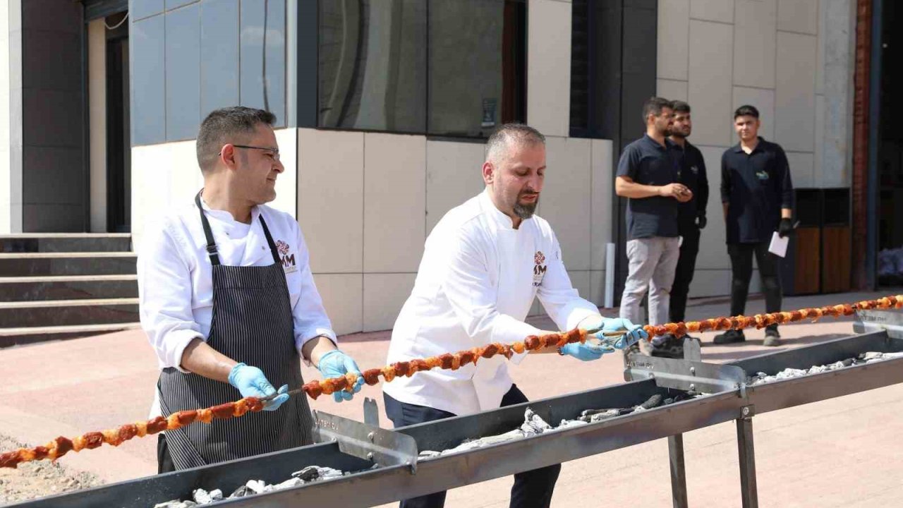 Gaziantep'te 2 Bin 500 Metrelik Kebabı YÜZLERCE KİŞİ YİYECEK!