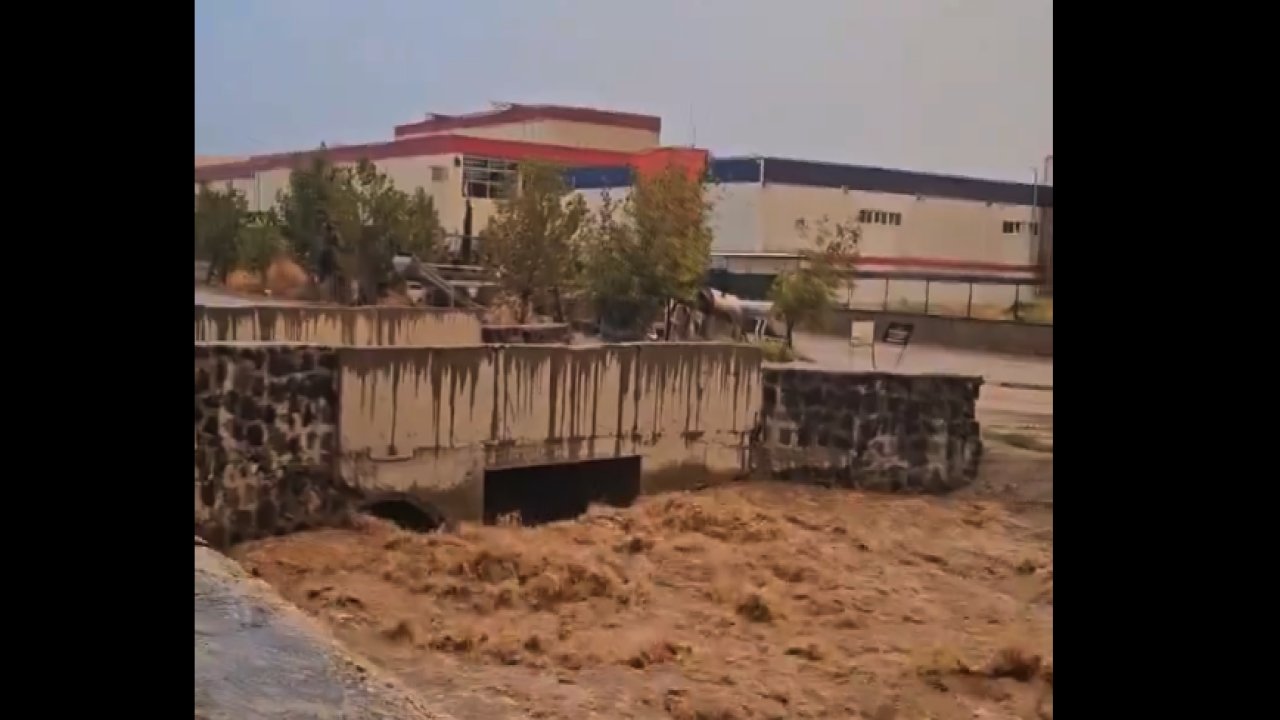 Gaziantep Sağanak Yağmura Teslim! Gaziantep Organize Sanayi ADETA GÖLE DÖNDÜ!