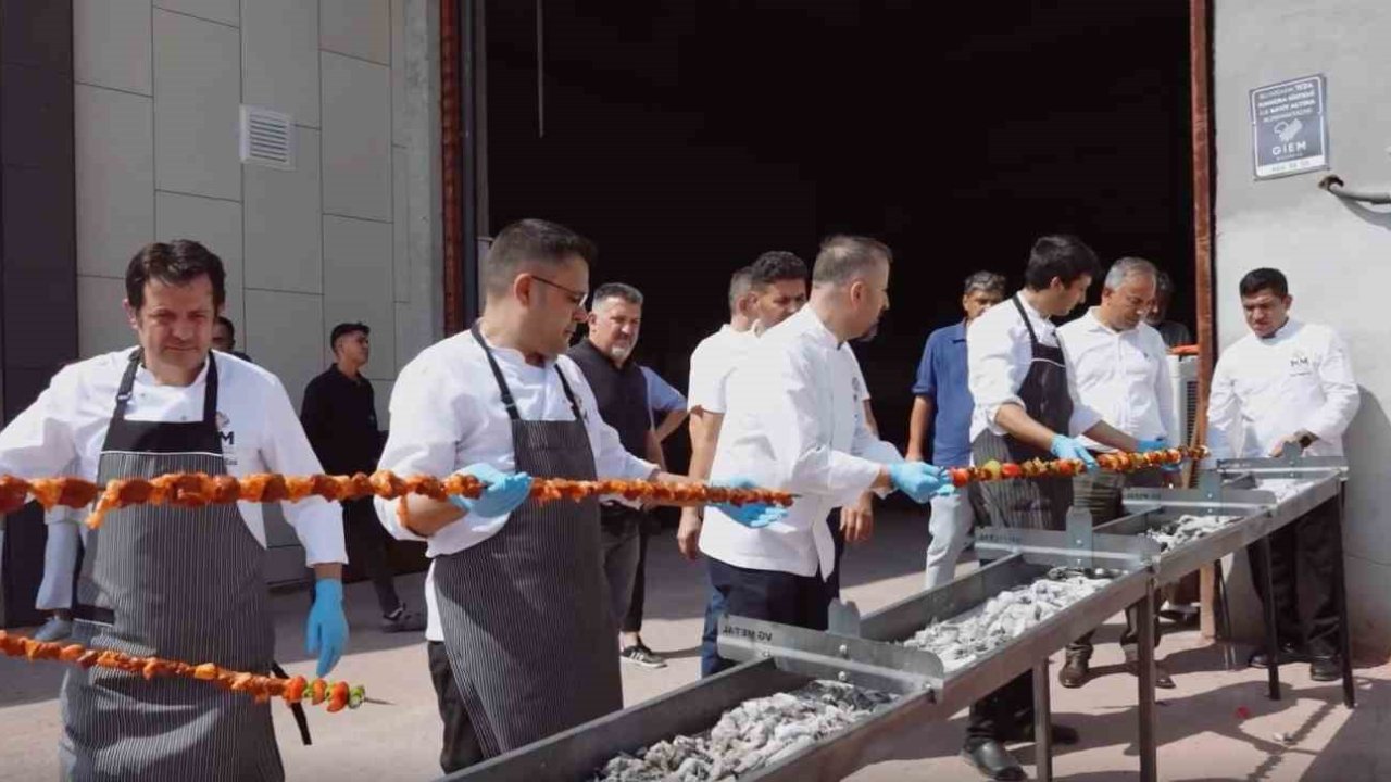 GAZİANTEP KEBABA DOYACAK! 500 kebap ustası, 2,5 kilometre uzunluğunda kebap yapacak