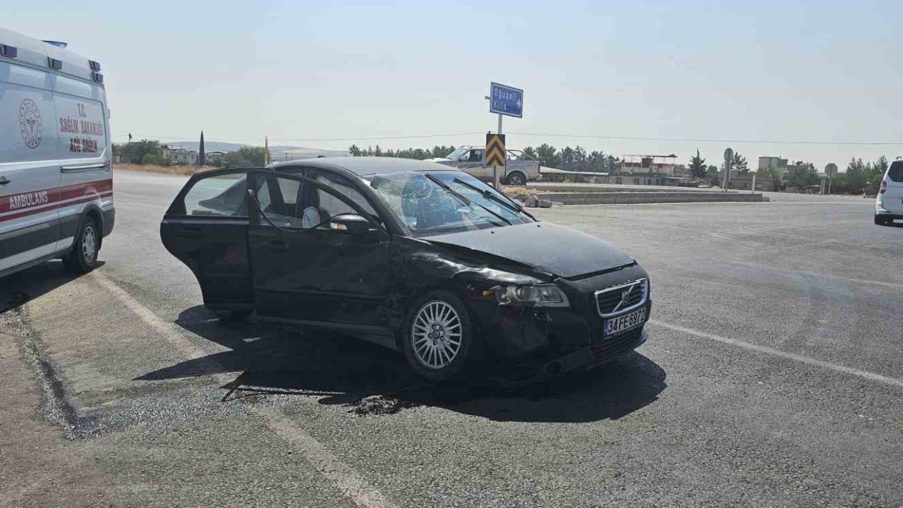 Gaziantep'te hafif ticari araç ile otomobil kavşakta çarpıştı: 2 yaralı