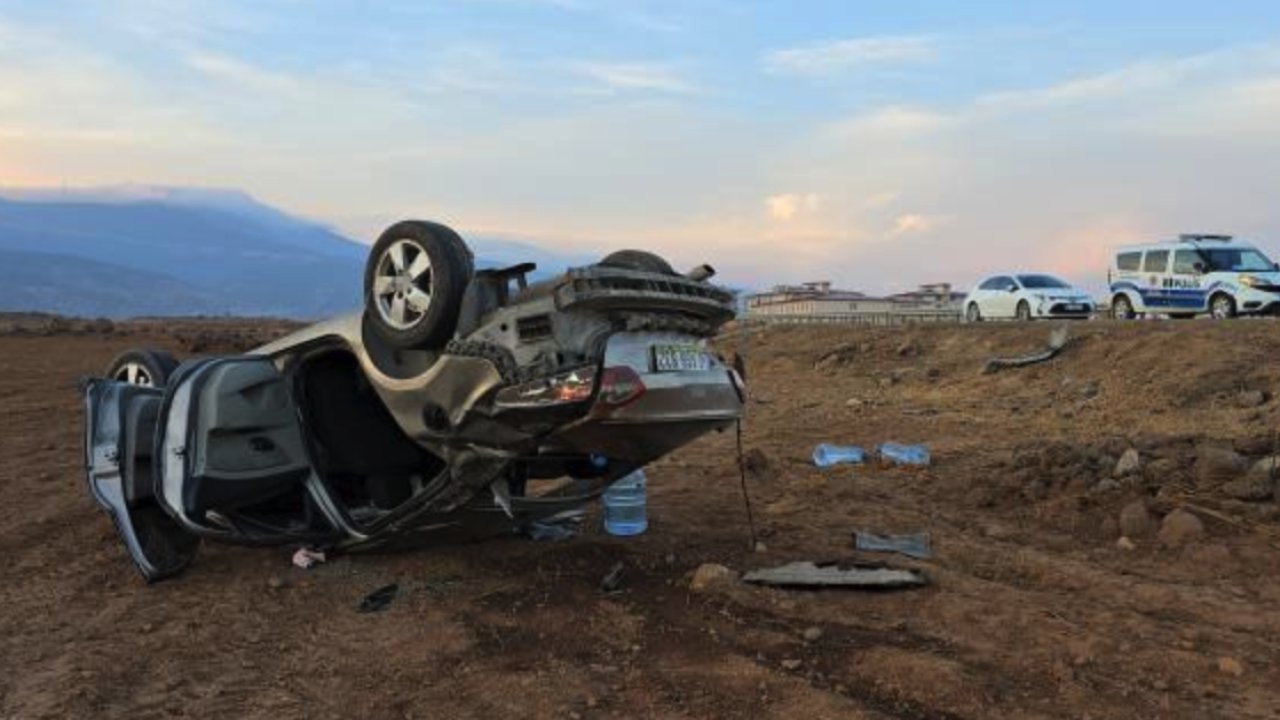 Gaziantep’te çarpışan 2 otomobilden biri takla attı: 4 yaralı