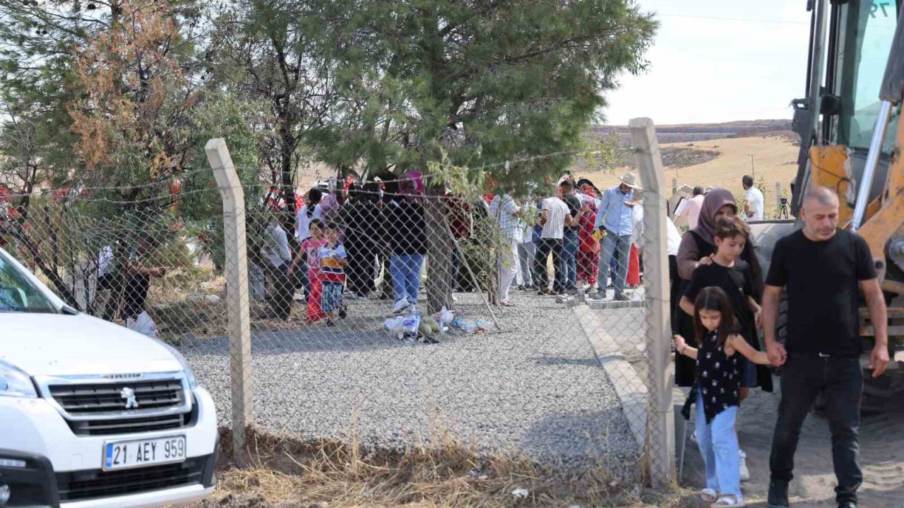 Gaziantep  ve Türkiye’nin dört bir yanından Narin'in Mezarına Akın Ediliyor