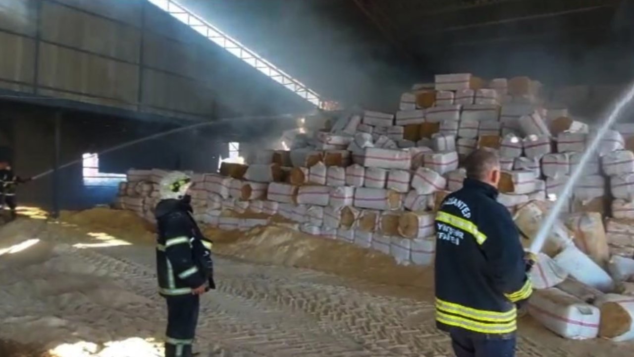 Gaziantep’te saman balyalarının bulunduğu depoda yangın